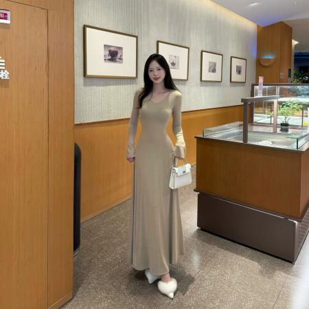 FA53707# V领显瘦茶歇长袖连衣裙秋冬法式百搭修身时尚长裙喇叭袖大摆A字裙