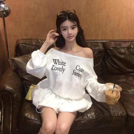 FA54031# 纯欲慵懒风撞色字母印花斜领露肩连衣裙女小众抽绳显瘦遮肉短裙 服裝批發女裝批發服飾貨源