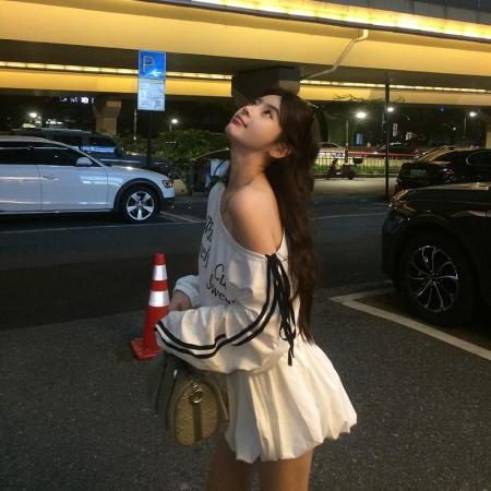 FA54031# 纯欲慵懒风撞色字母印花斜领露肩连衣裙女小众抽绳显瘦遮肉短裙 服裝批發女裝批發服飾貨源