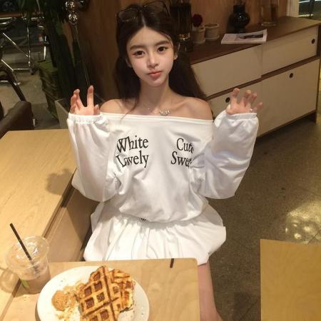 FA54031# 纯欲慵懒风撞色字母印花斜领露肩连衣裙女小众抽绳显瘦遮肉短裙 服裝批發女裝批發服飾貨源