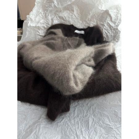 FA55025# 多巴胺紫色V领软糯针织衫毛衣女冬季巨好看慵懒风高级感上衣 服裝批發女裝批發服飾貨源