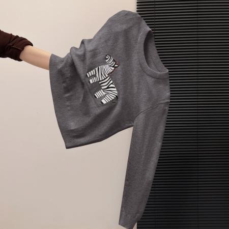 FA55154# 新款秋冬小马斑斑卡通刺绣针织女新年红毛衣宽松韩系减龄 服裝批發女裝批發服飾貨源