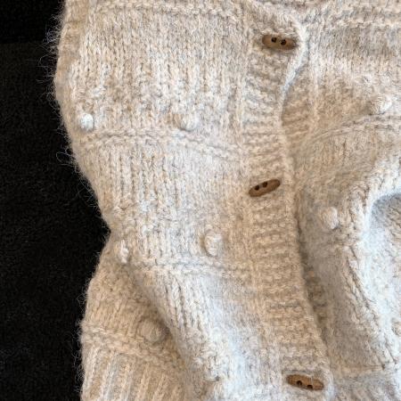 FA55265# 韩版立体毛球针织马甲女冬季款复古牛角扣马夹背心叠穿无袖小上衣 服裝批發女裝批發服飾貨源