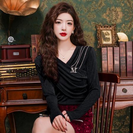 FA55342# 春法式小众打底衫气质v领褶设计感修身显瘦链条挂饰上衣女 服裝批發女裝批發服飾貨源