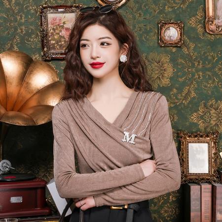 FA55342# 春法式小众打底衫气质v领褶设计感修身显瘦链条挂饰上衣女 服裝批發女裝批發服飾貨源