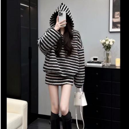 韩系一整套秋冬穿搭套装女又酷又飒撞色条纹连帽上衣半身裙两件套 服裝批發女裝批發服飾貨源