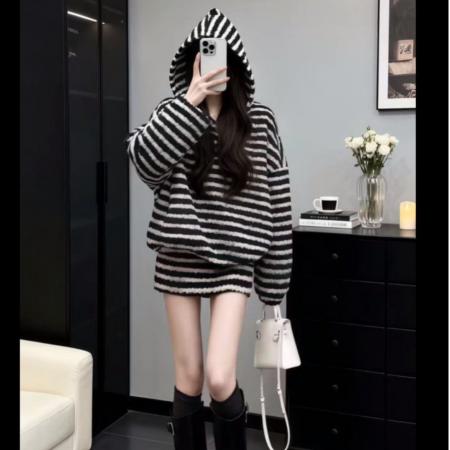 韩系一整套秋冬穿搭套装女又酷又飒撞色条纹连帽上衣半身裙两件套 服裝批發女裝批發服飾貨源