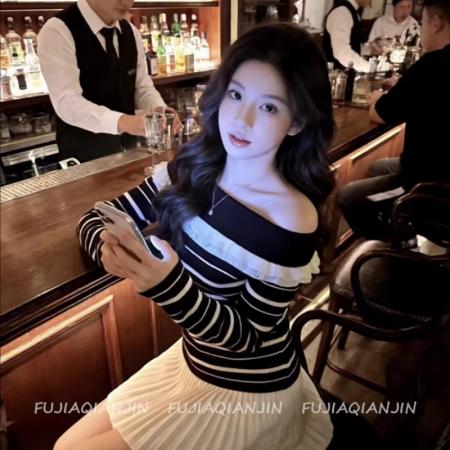 韩系清冷感撞色条纹一字肩针织衫女设计感气质别致木耳边拼接毛衣 服裝批發女裝批發服飾貨源