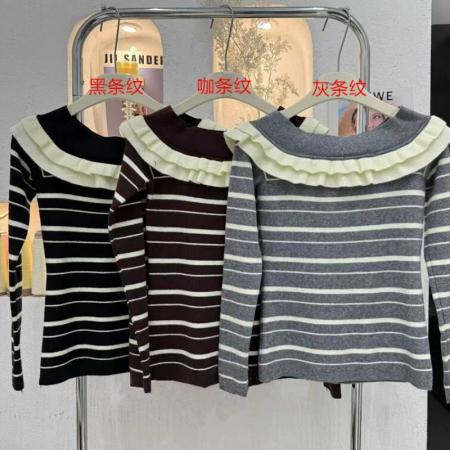韩系清冷感撞色条纹一字肩针织衫女设计感气质别致木耳边拼接毛衣 服裝批發女裝批發服飾貨源