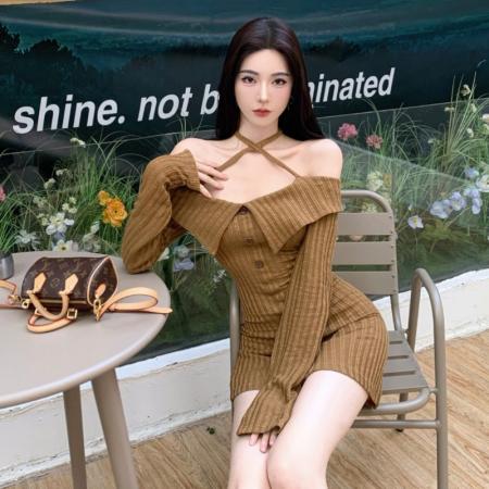 FA55556# 纯欲性感翻边一字领露背挂脖长袖连衣裙女秋季收腰显瘦针织包臀裙  服裝批發女裝批發服飾貨源