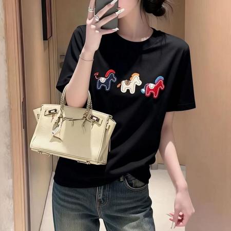 FA55679# 新年早春小马刺绣短袖针织女宽松休闲时尚小众打底衫上衣 服裝批發女裝批發服飾貨源