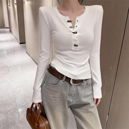 早春韩版高级感圆领牛角扣长袖T恤女修身显瘦打底衫女上衣 服裝批發女裝批發服飾貨源