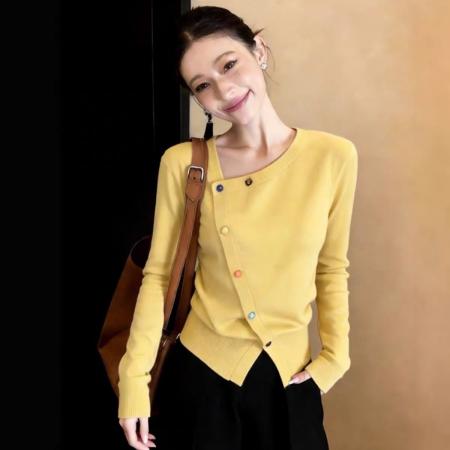 FA56113# 彩色纽扣斜领针织衫女超火减龄早春巨好看开衫气质短款上衣女 服裝批發女裝批發服飾貨源