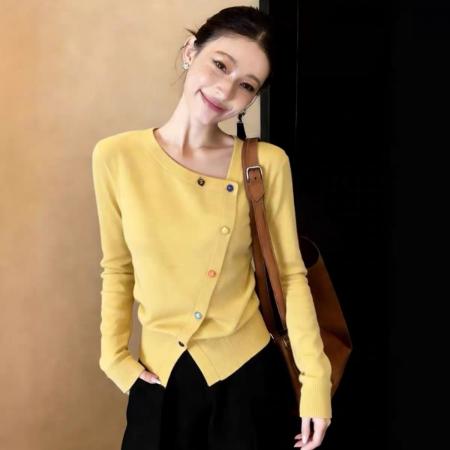 FA56113# 彩色纽扣斜领针织衫女超火减龄早春巨好看开衫气质短款上衣女 服裝批發女裝批發服飾貨源