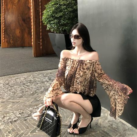 FA56130# 性感小野猫一字斜肩露肩豹纹喇叭袖衬衫短款长袖上衣 服裝批發女裝批發服飾貨源