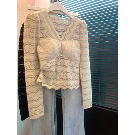 FA56257# 上法式v领蕾丝打底衫女春秋内搭镂空钩花小衫纯欲带胸垫上衣 服裝批發女裝批發服飾貨源