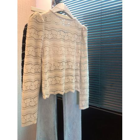 FA56257# 上法式v领蕾丝打底衫女春秋内搭镂空钩花小衫纯欲带胸垫上衣 服裝批發女裝批發服飾貨源