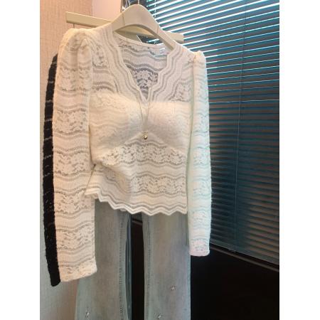 FA56257# 上法式v领蕾丝打底衫女春秋内搭镂空钩花小衫纯欲带胸垫上衣 服裝批發女裝批發服飾貨源