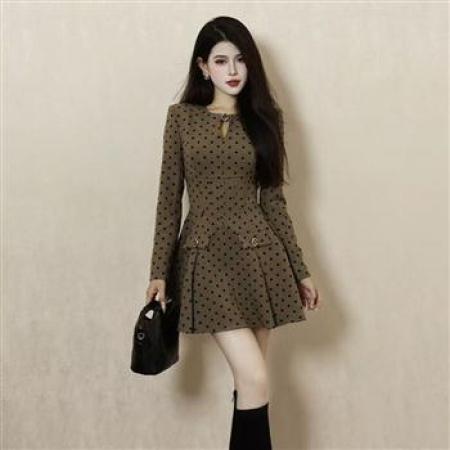 YF3934# 图片色甜美名媛气质长袖镂空系扣修腰拼接褶折感波点西装连衣裙