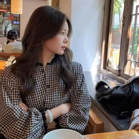 YF6962# 图片色春装新款灯笼袖花边立领系扣复古格子大码显瘦蕾丝拼接上衣