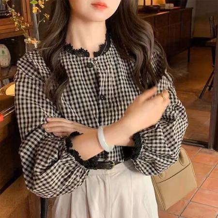 YF6962# 图片色春装新款灯笼袖花边立领系扣复古格子大码显瘦蕾丝拼接上衣