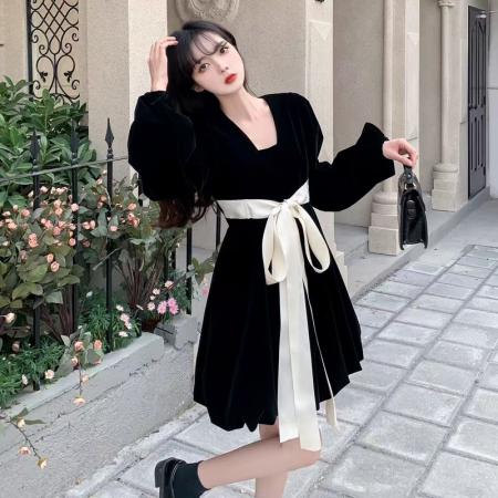 YF7034# 图片色赫本风春秋时尚灯茏袖套头撞色蝴蝶结收腰显瘦丝绒高级感连衣裙