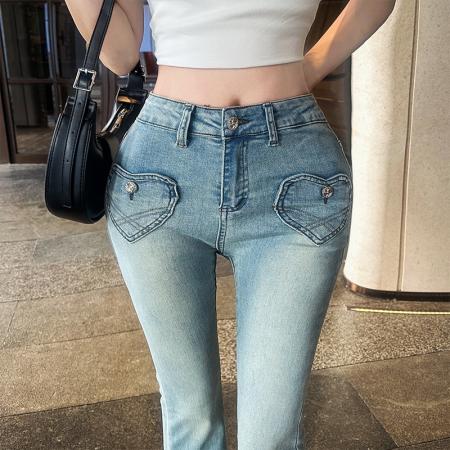 FA56528# 自带丰胯垫韩系纯欲26年早春新款前爱心口袋辣妹喇叭牛仔裤 服裝批發女裝批發服飾貨源