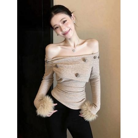 FA56628# 卡其色一字肩上衣女冬季气质高级感修身显瘦褶皱百搭毛绒T恤 服裝批發女裝批發服飾貨源