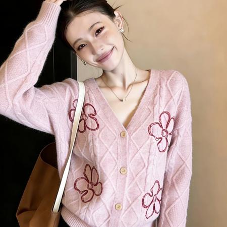 FA56787# 粉色v领花朵绞花针织开衫冬季爆款少女风减龄毛衣外套上衣女  服裝批發女裝批發服飾貨源