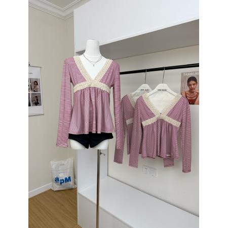 BY10136# 古早感辣妹蕾丝拼接V领低胸条纹长袖T恤高腰A摆显瘦上衣 服裝批發女裝批發服飾貨源