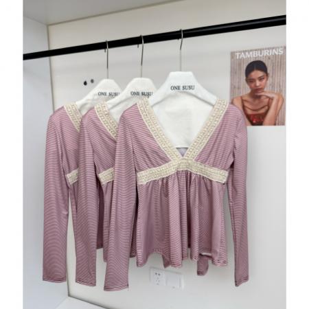 BY10136# 古早感辣妹蕾丝拼接V领低胸条纹长袖T恤高腰A摆显瘦上衣 服裝批發女裝批發服飾貨源