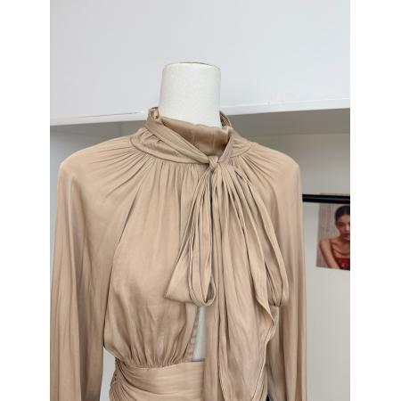 BY10137# 波尔多情裸色飘带衬衫女短款收腰修身秋季长袖小立领上衣 服裝批發女裝批發服飾貨源