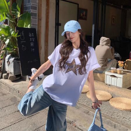 BY10145# 豹纹星星白色短袖T恤女春夏韩系宽松设计感百搭上衣 服裝批發女裝批發服飾貨源
