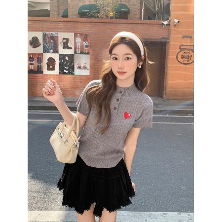 爱心刺绣圆领纽扣短袖针织衫女新款设计感修身正肩内搭上衣 服裝批發女裝批發服飾貨源