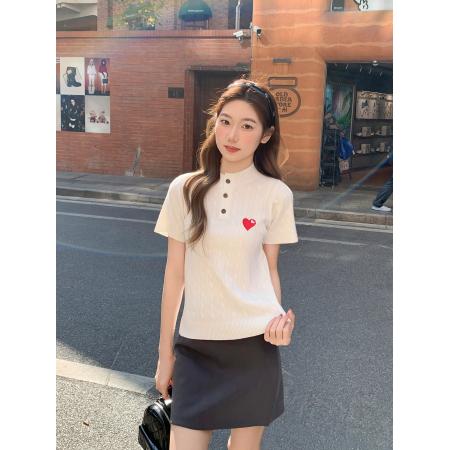爱心刺绣圆领纽扣短袖针织衫女新款设计感修身正肩内搭上衣 服裝批發女裝批發服飾貨源
