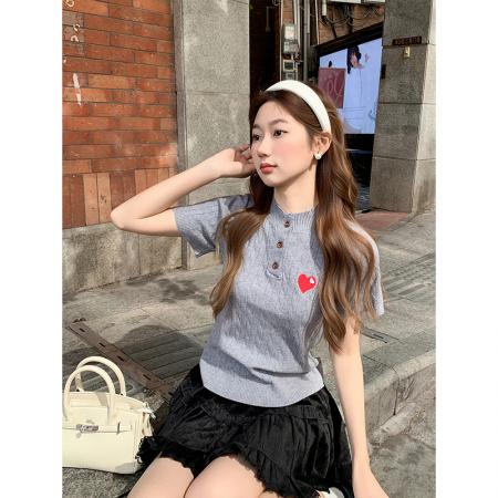 爱心刺绣圆领纽扣短袖针织衫女新款设计感修身正肩内搭上衣 服裝批發女裝批發服飾貨源