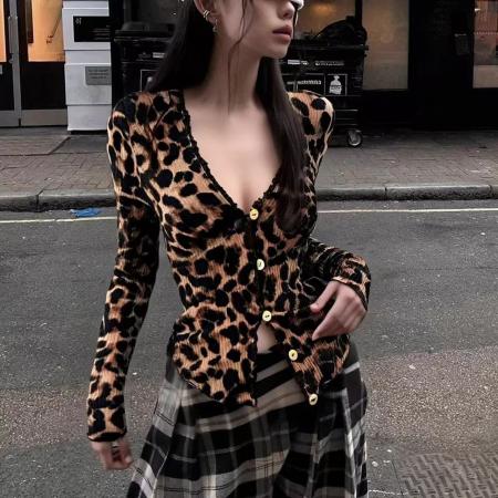 BY10341# 性感风深V领花边纽扣长袖T恤女春新款甜辣妹纯欲个性收腰上衣 服裝批發女裝批發服飾貨源