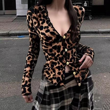 BY10341# 性感风深V领花边纽扣长袖T恤女春新款甜辣妹纯欲个性收腰上衣 服裝批發女裝批發服飾貨源