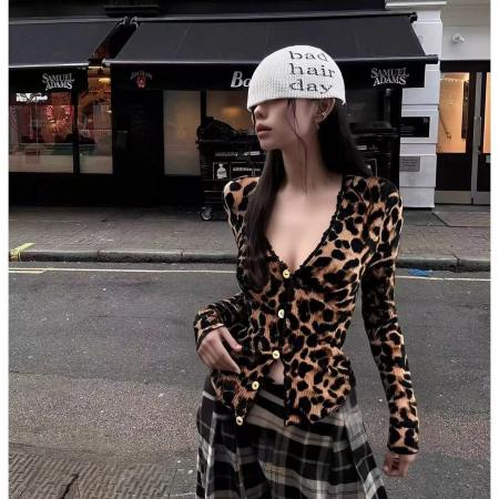 BY10341# 性感风深V领花边纽扣长袖T恤女春新款甜辣妹纯欲个性收腰上衣 服裝批發女裝批發服飾貨源