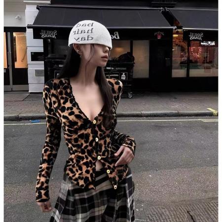 BY10341# 性感风深V领花边纽扣长袖T恤女春新款甜辣妹纯欲个性收腰上衣 服裝批發女裝批發服飾貨源