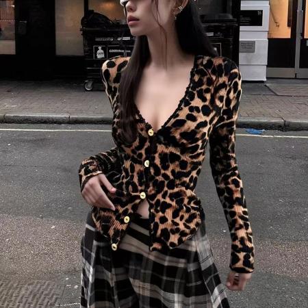 BY10341# 性感风深V领花边纽扣长袖T恤女春新款甜辣妹纯欲个性收腰上衣 服裝批發女裝批發服飾貨源