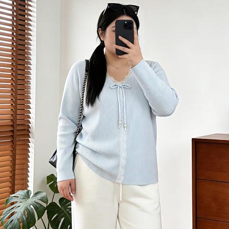 BY10352# 大码女装胖mm春装新款设计款V领显瘦蕾丝拼接针织衫上衣 服裝批發女裝批發服飾貨源