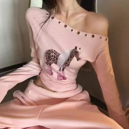 BY10509# 美式复古辣妹风斜露肩长袖女T恤铆钉小马图案短款修身上衣 服裝批發女裝批發服飾貨源