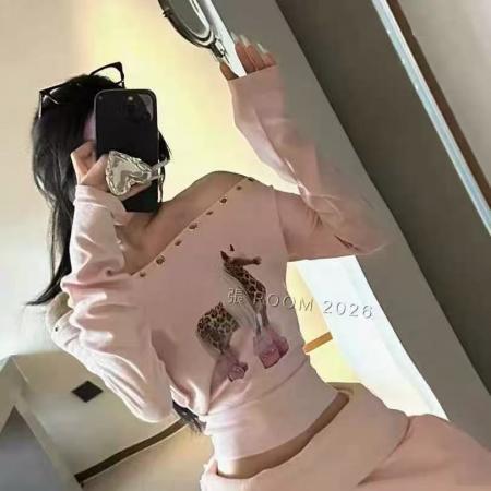 BY10509# 美式复古辣妹风斜露肩长袖女T恤铆钉小马图案短款修身上衣 服裝批發女裝批發服飾貨源