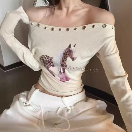 BY10509# 美式复古辣妹风斜露肩长袖女T恤铆钉小马图案短款修身上衣 服裝批發女裝批發服飾貨源