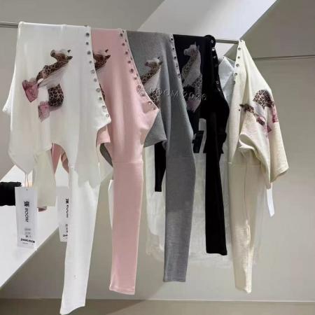 BY10509# 美式复古辣妹风斜露肩长袖女T恤铆钉小马图案短款修身上衣 服裝批發女裝批發服飾貨源