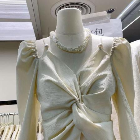 BY10609# v领吊带衬衫女收腰短款显瘦上衣法式春气质高级感复古港风 服裝批發女裝批發服飾貨源