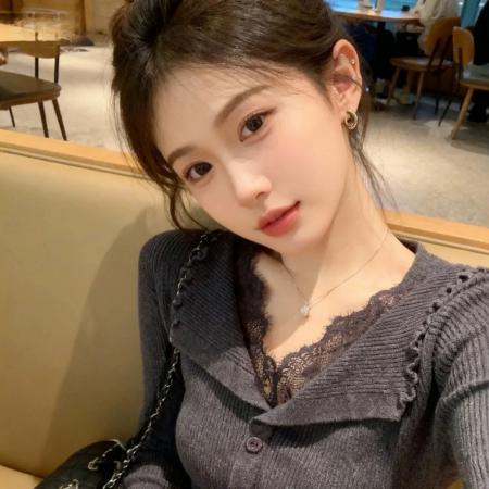 BY10644# v领蕾丝打底衫新款春今年流行叠穿内搭设计感上衣轻奢高级感 服裝批發女裝批發服飾貨源