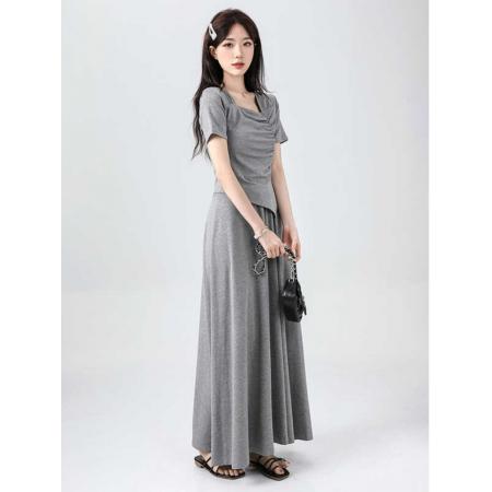 BY10677# 不规则方领显瘦穿搭一整套女收腰显瘦气质度假风灰色T恤+半身长裙 服裝批發女裝批發服飾貨源
