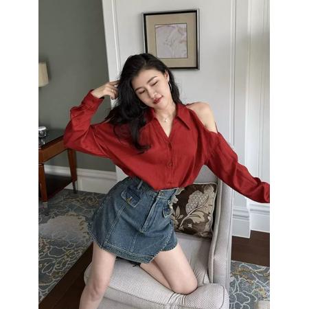 BY10826# 港风穿搭露肩红色衬衫春装女款新款设计感法式小资别致上衣 服裝批發女裝批發服飾貨源